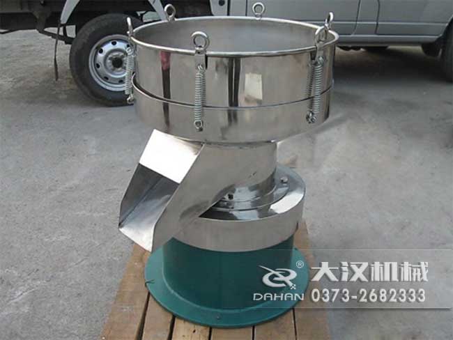 涂料振動篩由：框體，振動斗，出料口，振動電機底座等部件組成