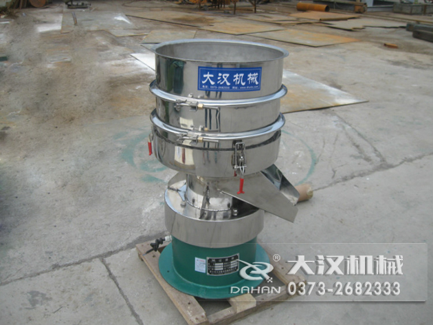 涂料過濾振動篩：利用振動電機的振動力帶動物料在篩網(wǎng)上進行篩分，從而利用篩網(wǎng)孔徑的大小不同，完成涂料的分級，除雜等篩分目的。