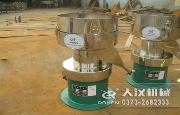 涂料振動篩底部為碳鋼材質，上半部分與無聊接觸的為不銹鋼材質，這種產(chǎn)品能夠在成本上有所節(jié)約。